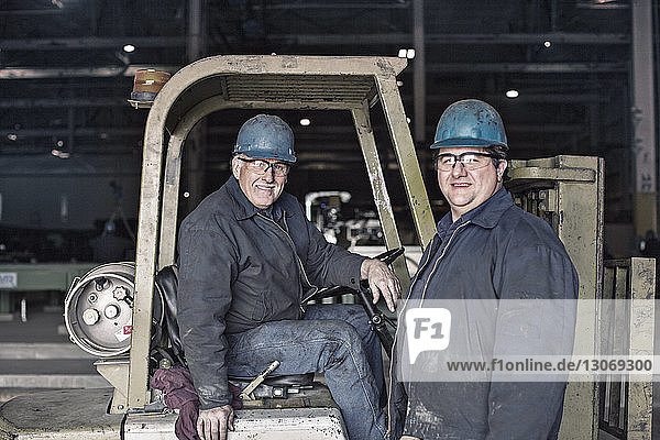 Porträt von glücklichen Arbeitern in der Fabrik