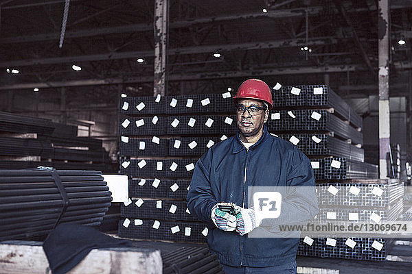 Porträt eines Arbeiters im Fabriklager
