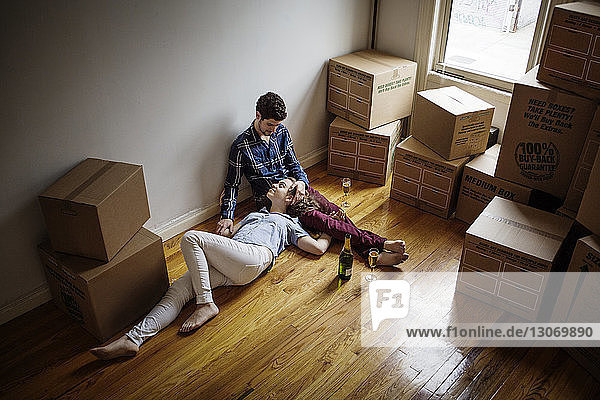 Hochwinkelansicht eines Paares  das sich zu Hause auf dem Boden entspannt