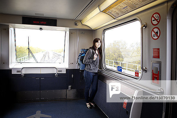 Frau schaut weg  während sie im Zug steht