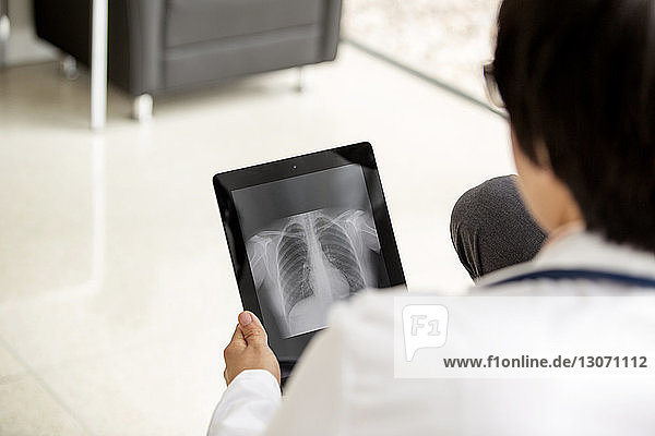 Rückansicht des Röntgenberichts eines Arztes im Tablet-Computer