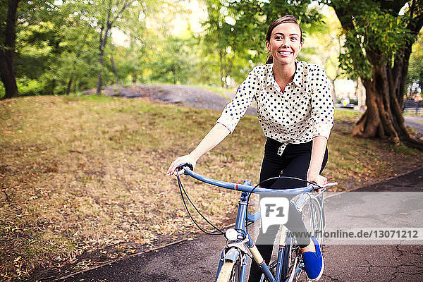 Frau  die beim Radfahren im Central Park wegschaut