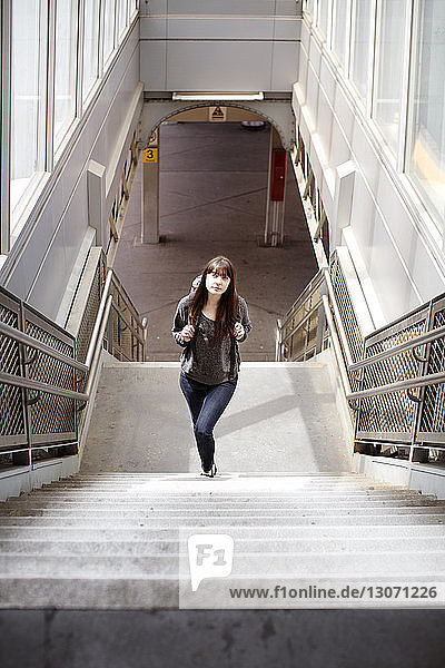 Hochwinkelansicht einer Frau beim Treppensteigen am Bahnhof