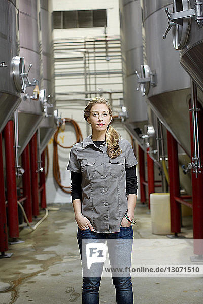 Porträt einer selbstbewussten Arbeitnehmerin in einer Brauerei