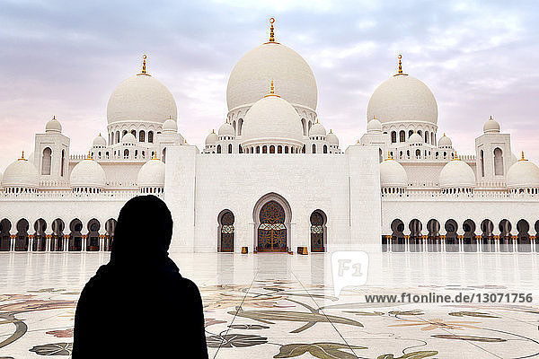 Rückansicht einer Frau  die sich gegen die Sheikh-Zayed-Moschee stellt