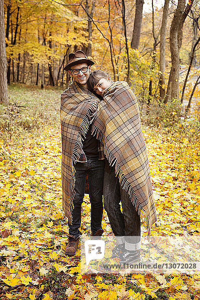 Porträt eines auf dem Feld stehenden  in eine Decke gehüllten Paares