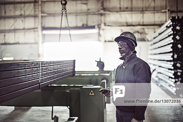 Arbeiter mit Fernbedienung in der Fabrik