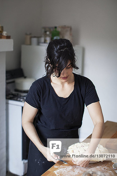 Frau bereitet zu Hause Kuchen zu