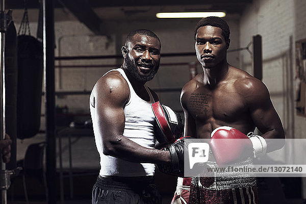 Porträt von Boxern  die in der Turnhalle stehen