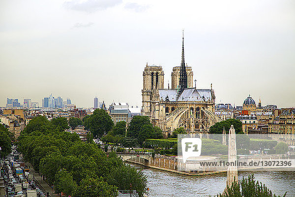 Notre Dame de Paris gegen den Himmel