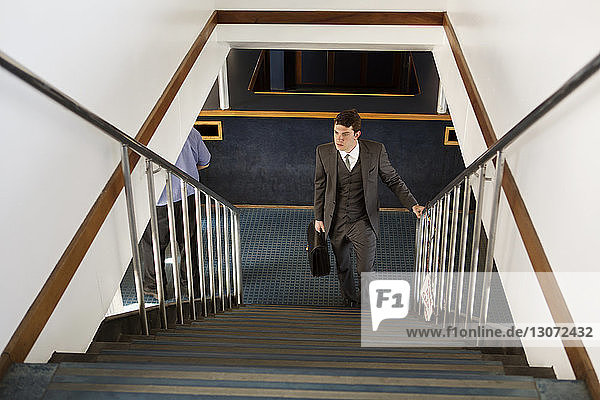 Geschäftsmann erklimmt Stufen in der Lobby eines Restaurants