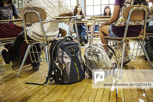Im Klassenzimmer sitzende Studenten