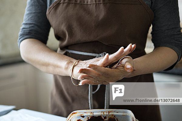 Mitschnitt einer Frau  die zu Hause Schokoladentrüffel zubereitet