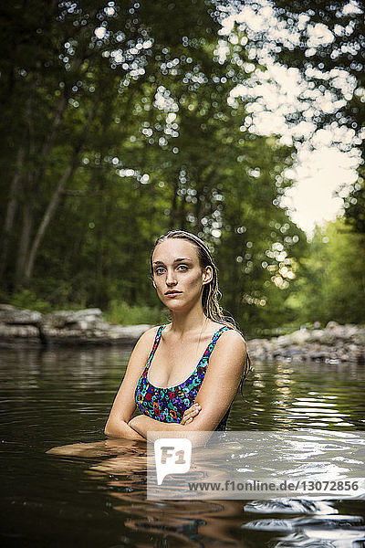 Porträt einer im See schwimmenden Frau