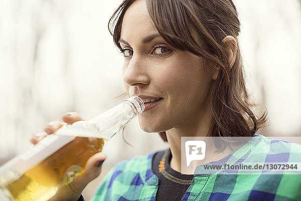 Porträt einer Bier trinkenden Frau