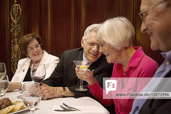 Ältere Freunde trinken im Restaurant