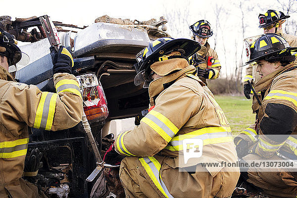 Feuerwehrmänner bei Autounfall