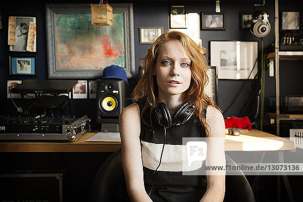 Porträt eines weiblichen DJs  der im Tonstudio sitzt