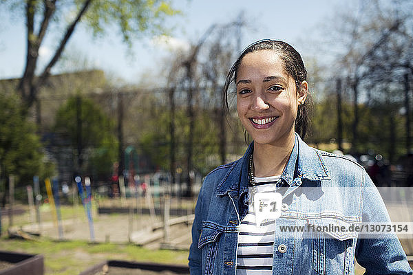 Porträt einer glücklichen Frau im Park stehend