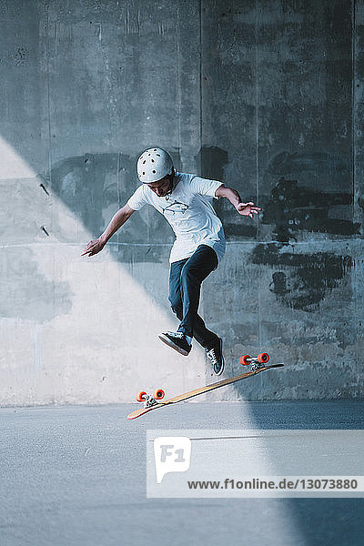 Unbeschwertes Skateboarden auf der Straße