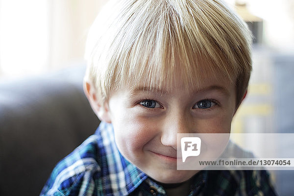 Porträt eines lächelnden Jungen zu Hause