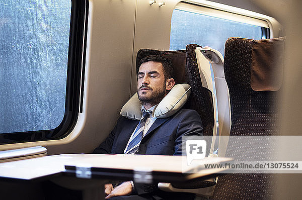 Im Zug schlafender Geschäftsmann