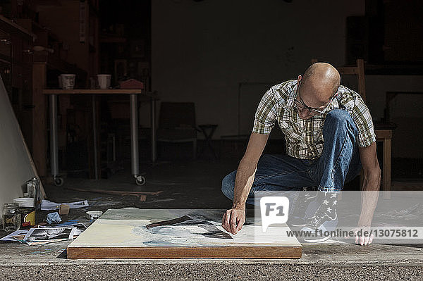 Künstler malt  während er zu Hause sitzt