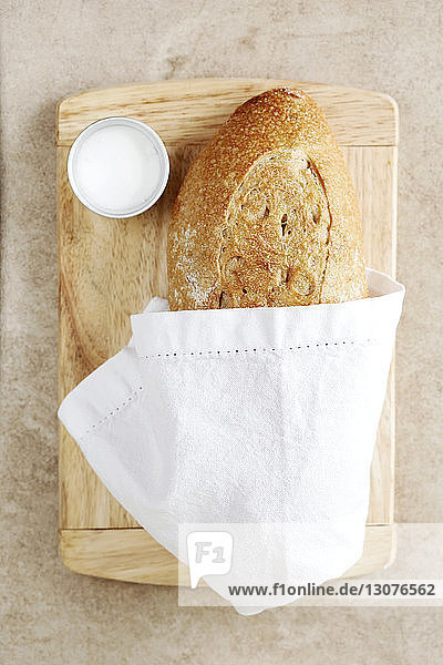 Draufsicht auf Brot mit Dip auf Servierbrett