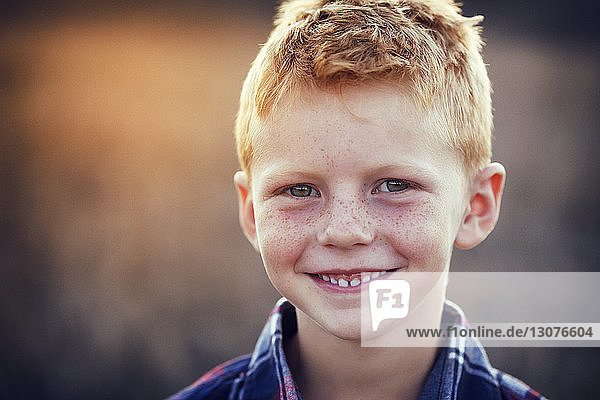 Porträt eines lächelnden Jungen an einem sonnigen Tag
