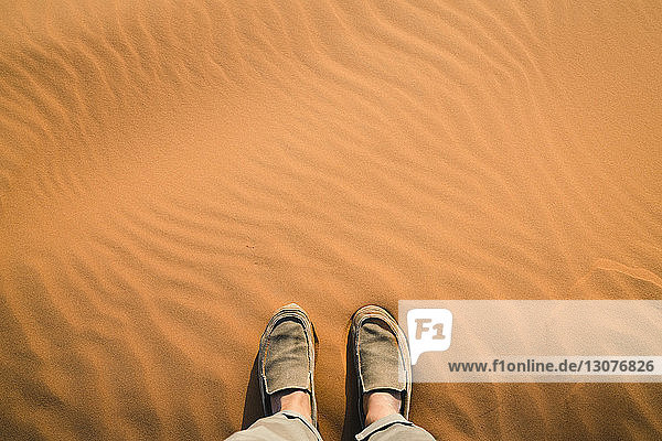 Niedriger  auf Sand stehender Mann in der Merzouga-Wüste