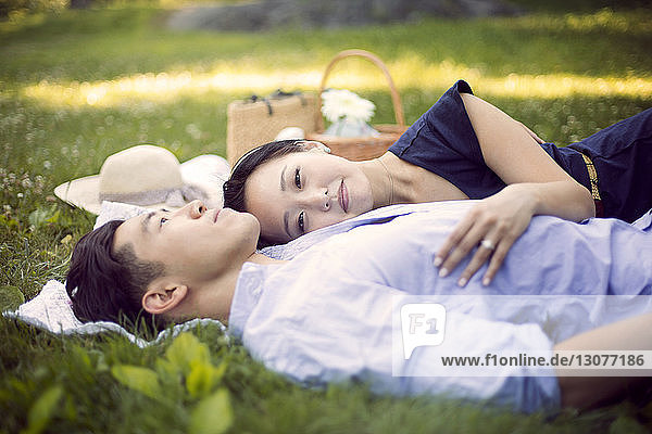 Paar entspannt sich auf dem Feld im Park