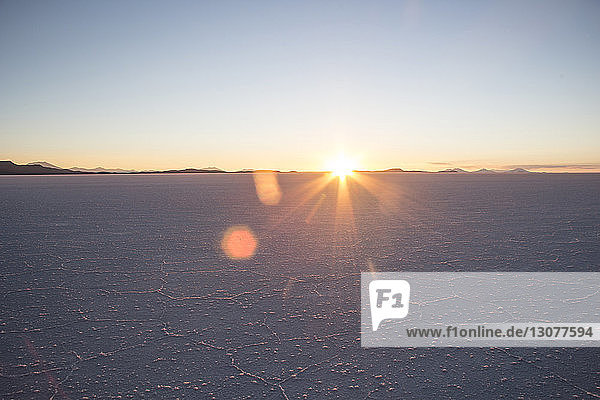 Landschaftliche Ansicht der Wüste gegen klaren Himmel bei Sonnenuntergang