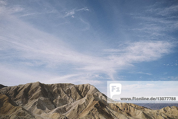 Landschaftliche Ansicht der Berge vor bewölktem Himmel im Death Valley National Park