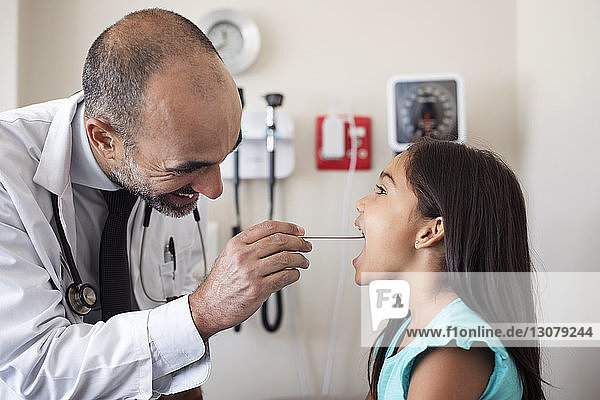 Ärztin bei der Untersuchung eines Mädchens im medizinischen Untersuchungsraum