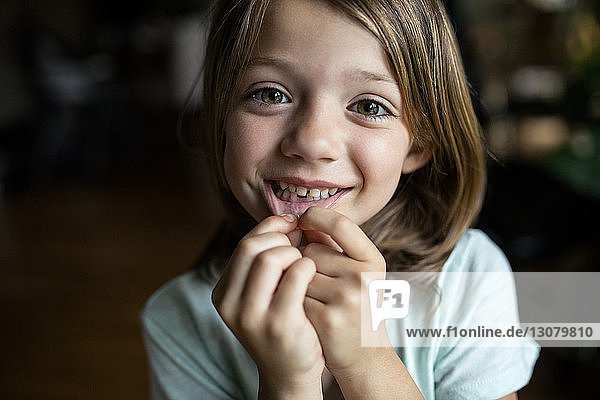 Porträt eines glücklichen Mädchens mit Zahnlücke zu Hause
