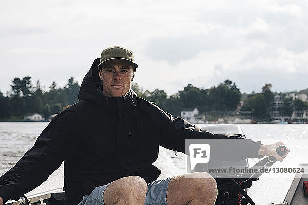 Motorboot fahrender Mann auf dem Rosseausee gegen den Himmel