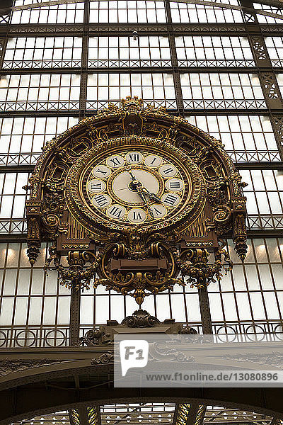 Niedrigwinkelansicht der verzierten Uhr im Musee d'Orsay