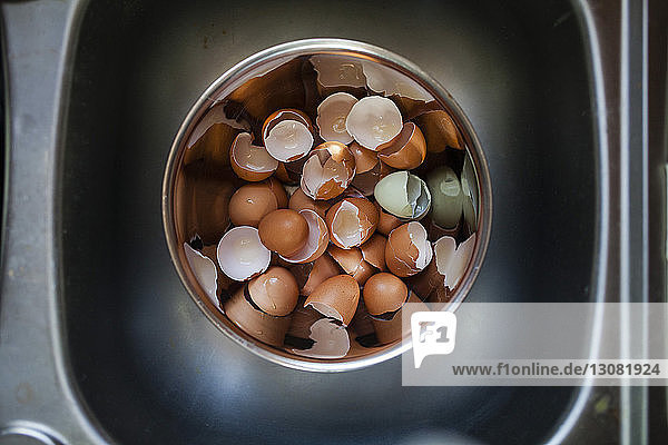 Draufsicht auf die Eierschalen in der Schüssel in der Küche