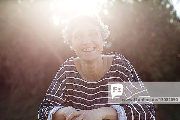 Porträt einer Frau  die an einem sonnigen Tag im Stehen lächelt