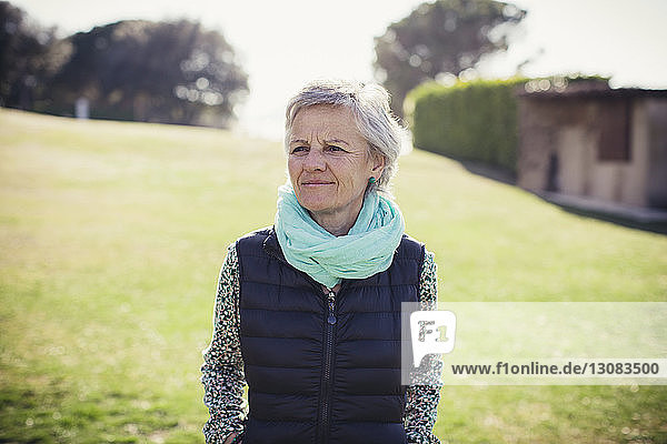 Porträt einer selbstbewussten älteren Frau im Park stehend
