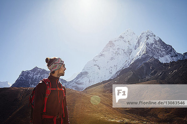 Wanderer in warmer Kleidung steht auf Berg gegen klaren Himmel im Sagarmatha-Nationalpark