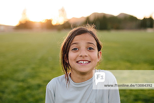 Porträt eines glücklichen Mädchens auf einem Spielplatz bei Sonnenuntergang