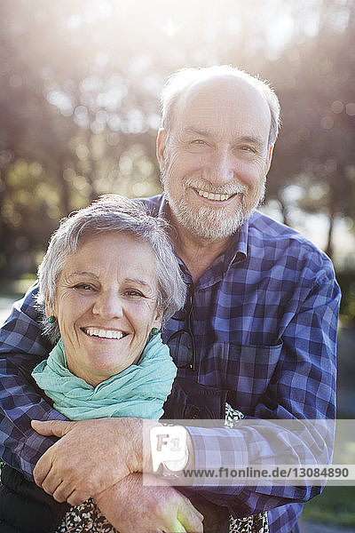 Porträt eines fröhlichen Seniorenpaares im Park