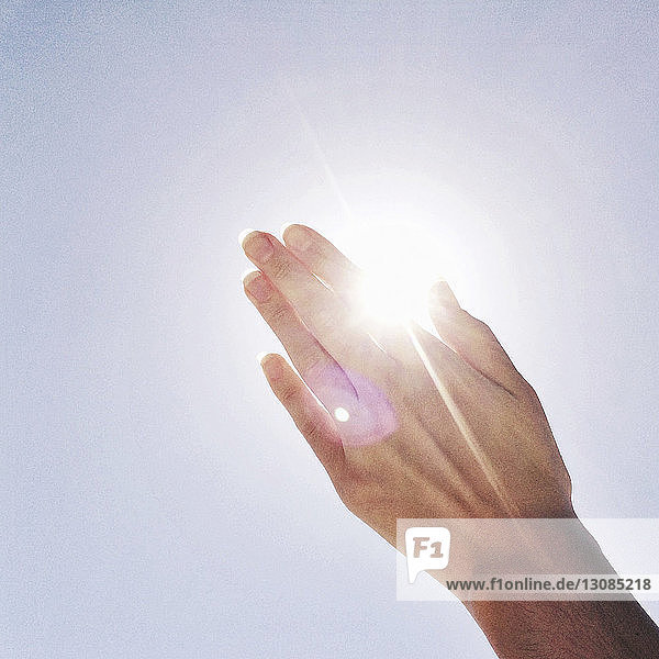 Frauenhand gegen den Himmel an einem sonnigen Tag