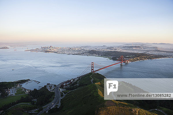 Luftaufnahme der Golden Gate Bridge über der Bucht von San Francisco bei Sonnenuntergang