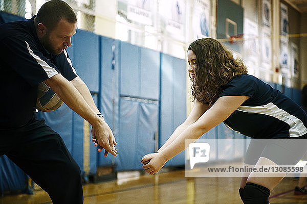 Trainer unterrichtet Teenager-Mädchen vor Gericht in Volleyball