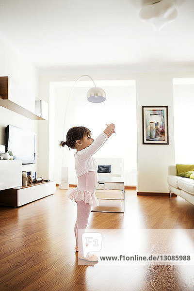 Seitenansicht eines Mädchens  das zu Hause Ballett tanzt