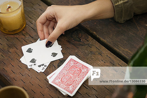 Ausgeschnittenes Bild der Spielkarte mit der Hand