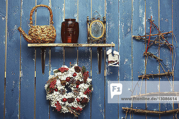 Weihnachtsdekorationen auf blauer Holzwand