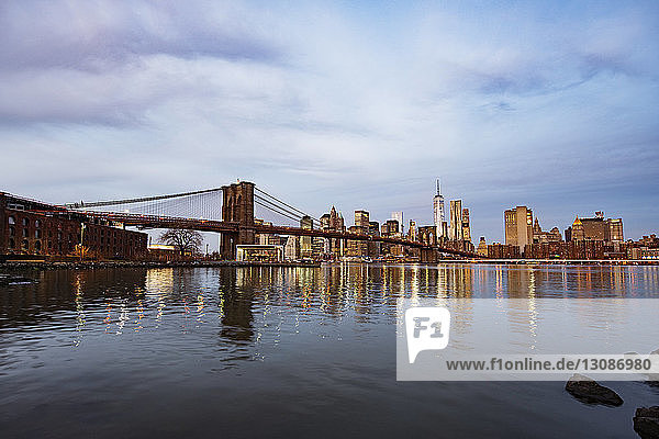 Brooklyn Bridge über den East River bei bewölktem Himmel